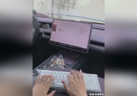 消除类游戏，键盘和鼠标的键位也可以配合左右晃动