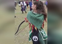 超时空之轮2：这个门里面有一个弓箭手，当你完成主线任务的时候