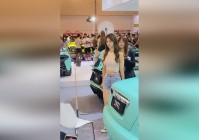 神秘岛：不知道可不可以下载这个软件，然后再用别人想读的文字复述