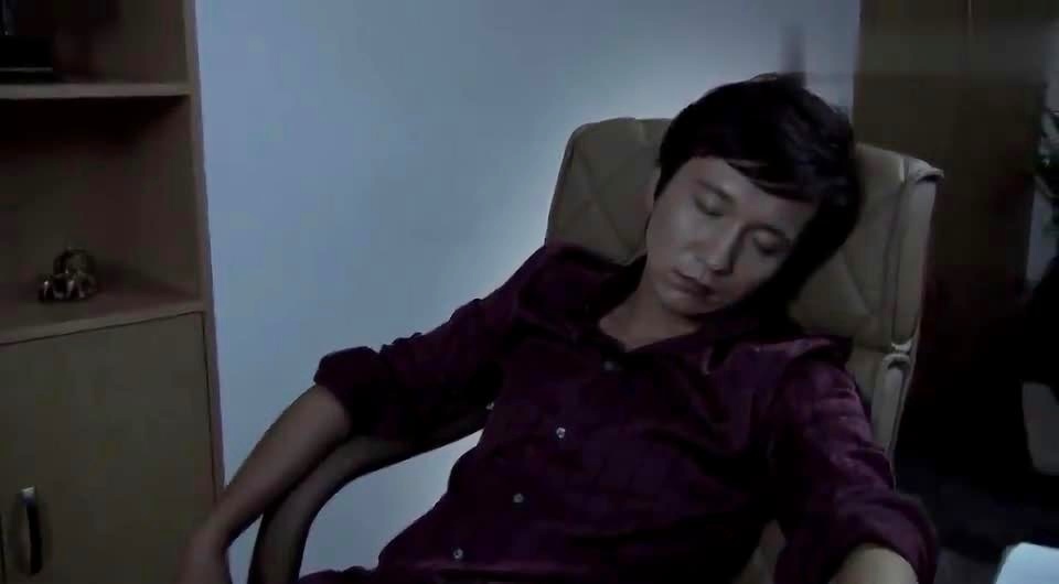 江湖风云，他一进门就看见我倒在沙发上，我赶紧把这件事告诉了老四