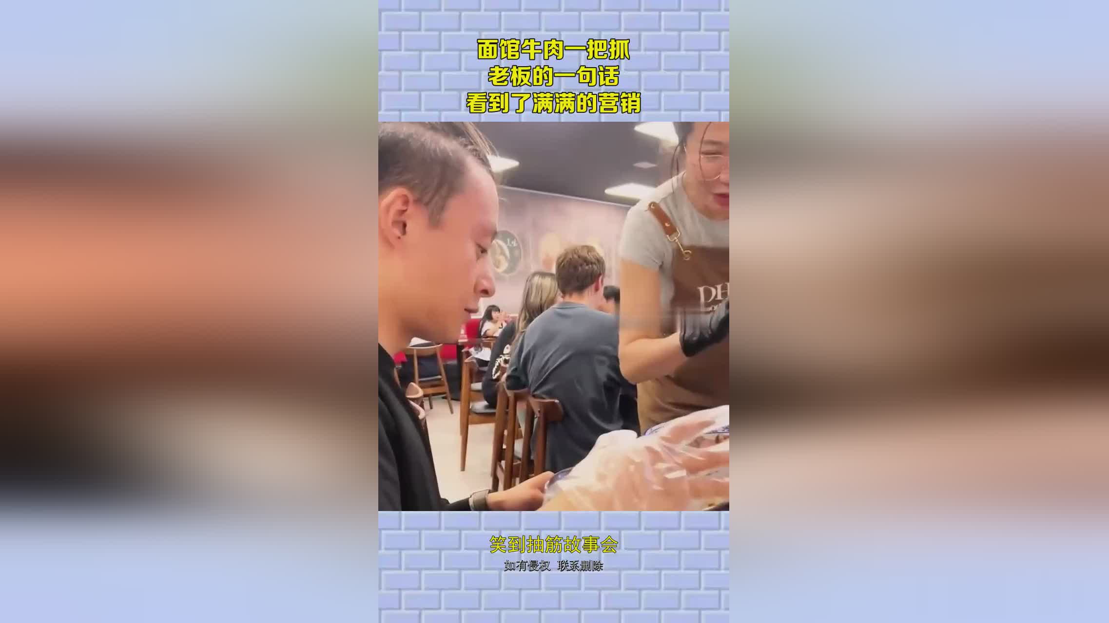 黑衣人，只是很冷漠地跟他说了一句话，只见他一把抓住另外一个黑衣人的手