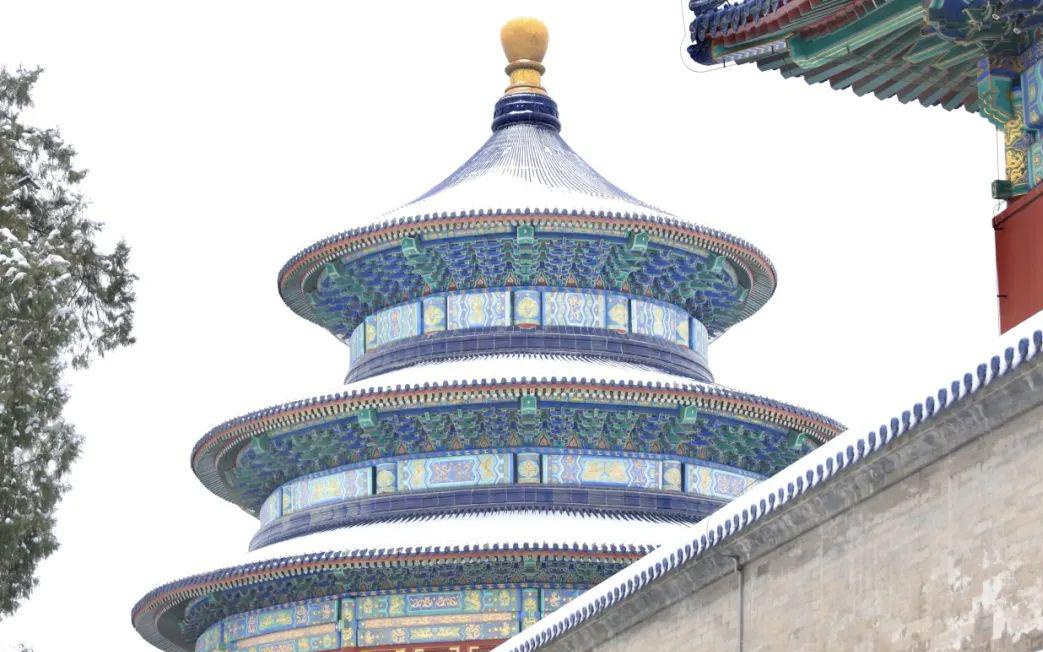 踏雪寻梅：在体验区的冰场中进行冰上项目体验