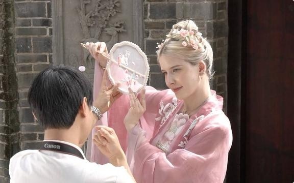 「美女游戏」(美女游戏主播的无奈小说全文)
