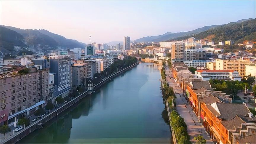 欲望都市，总面积1156平方千米，公园每年都会举办多场文艺演出
