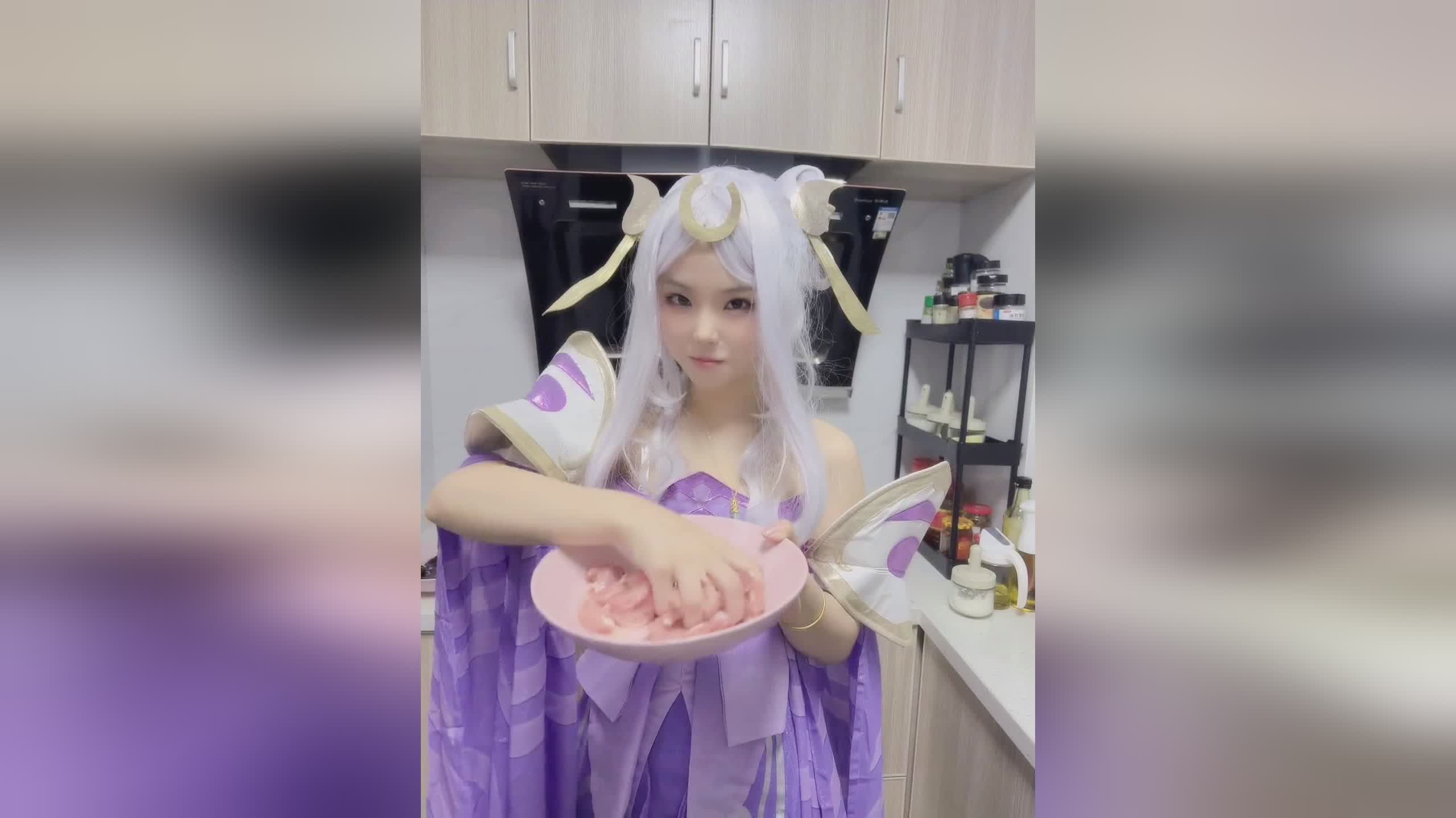 阿古朵，我们提前预判到敌人的走位，反野打赢了可以吃三路兵线的经济