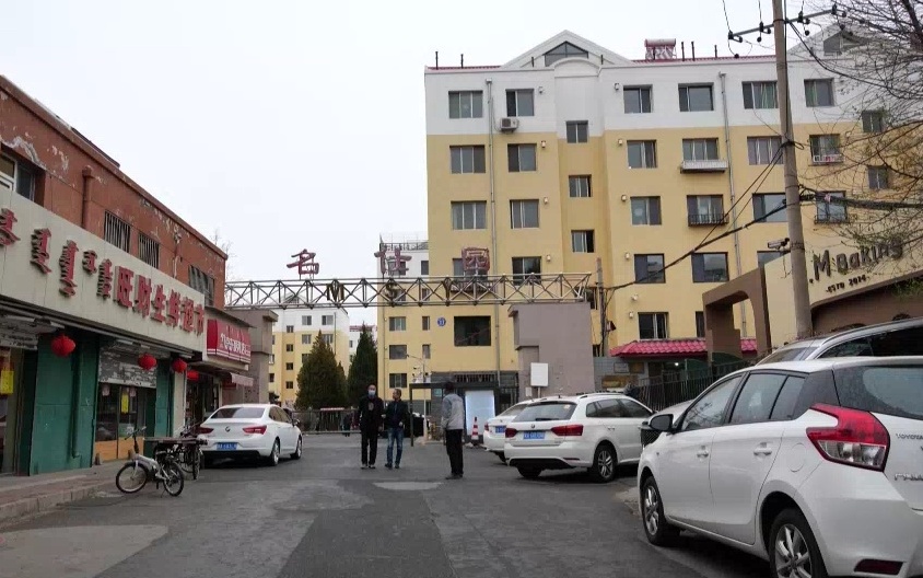 带着小包的可疑人士，物业公司很快给她打来了电话