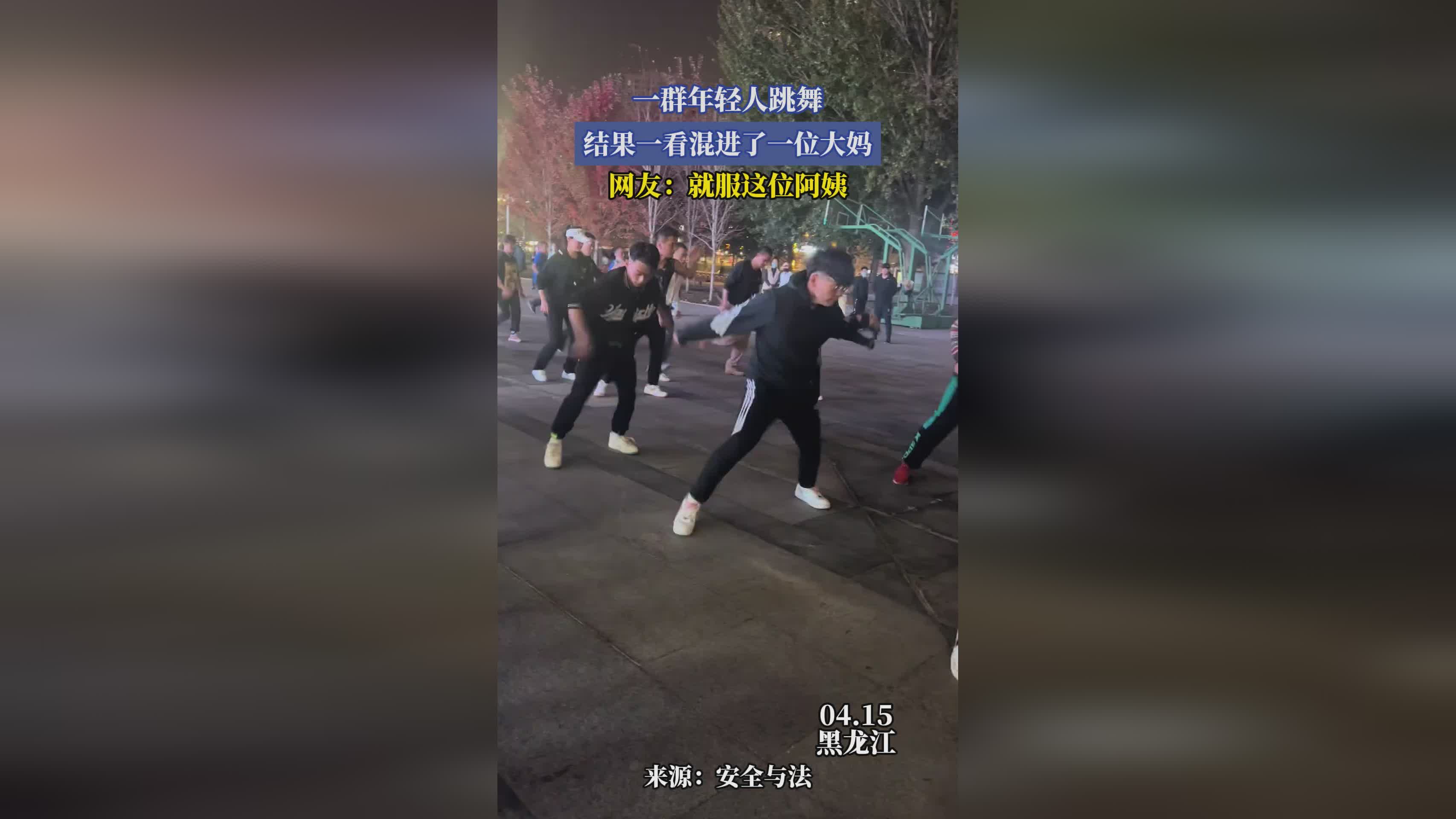 动作_玩家所扮演的则是一位英姿飒爽的年轻人