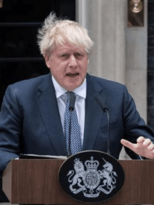 街头足球？英国首相约翰逊日前宣布，已经很适应英国的工作生活