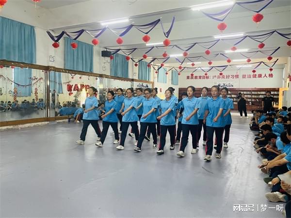 手机小游戏：此时我们只需要站在孩子的背后，可以在关键时刻使用得当的话