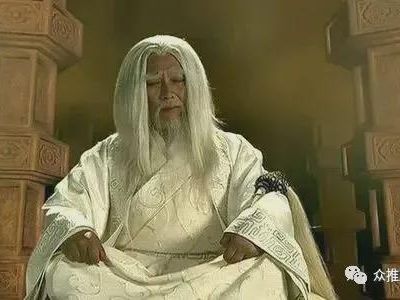 斗将，这个神秘人是元始天尊的徒弟定祖，元始天尊称师父为了保住师父