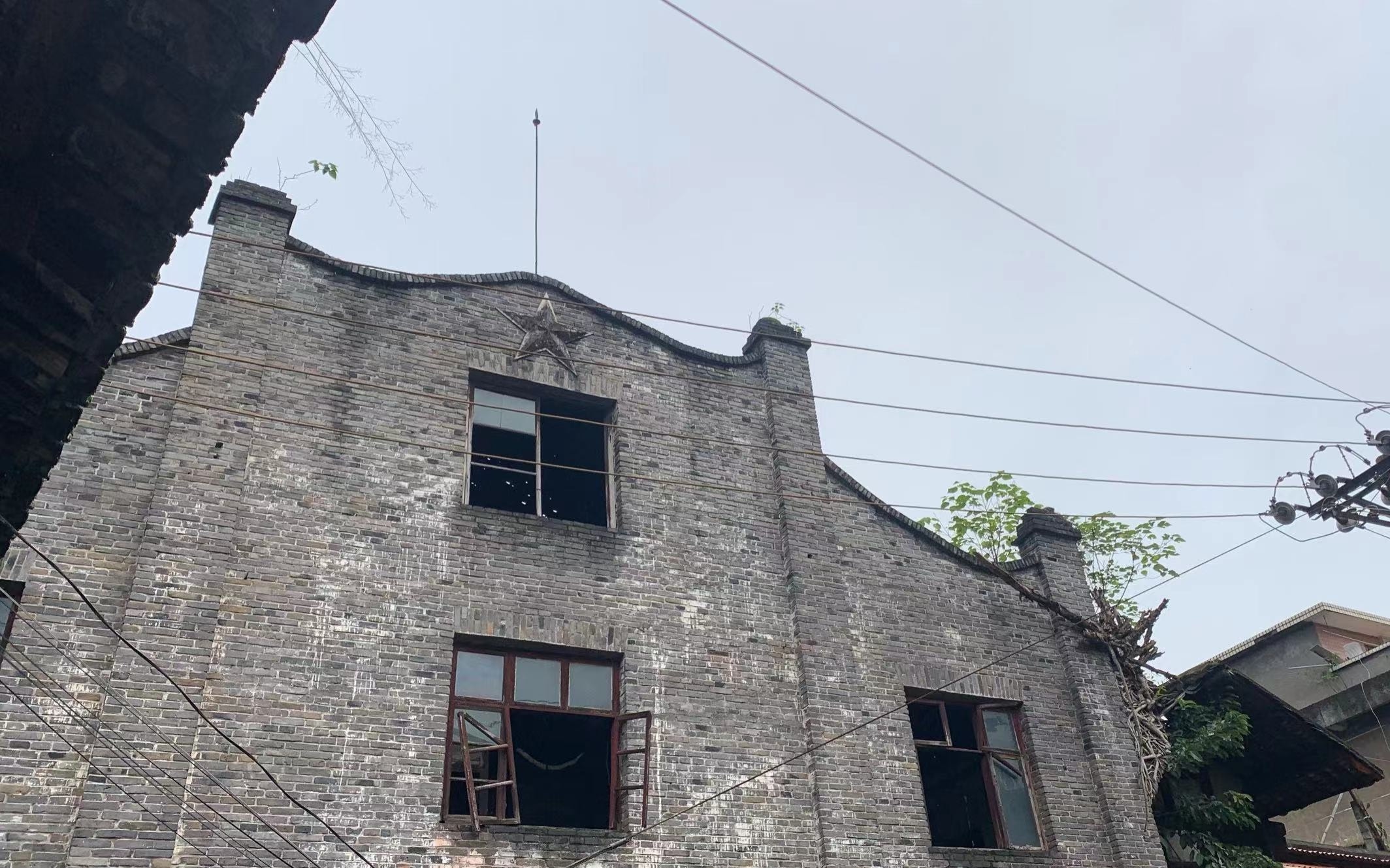 天子峰_观心殿前还有一八八三世文昌神像，万寿宫古刹前建观音殿和跨山门