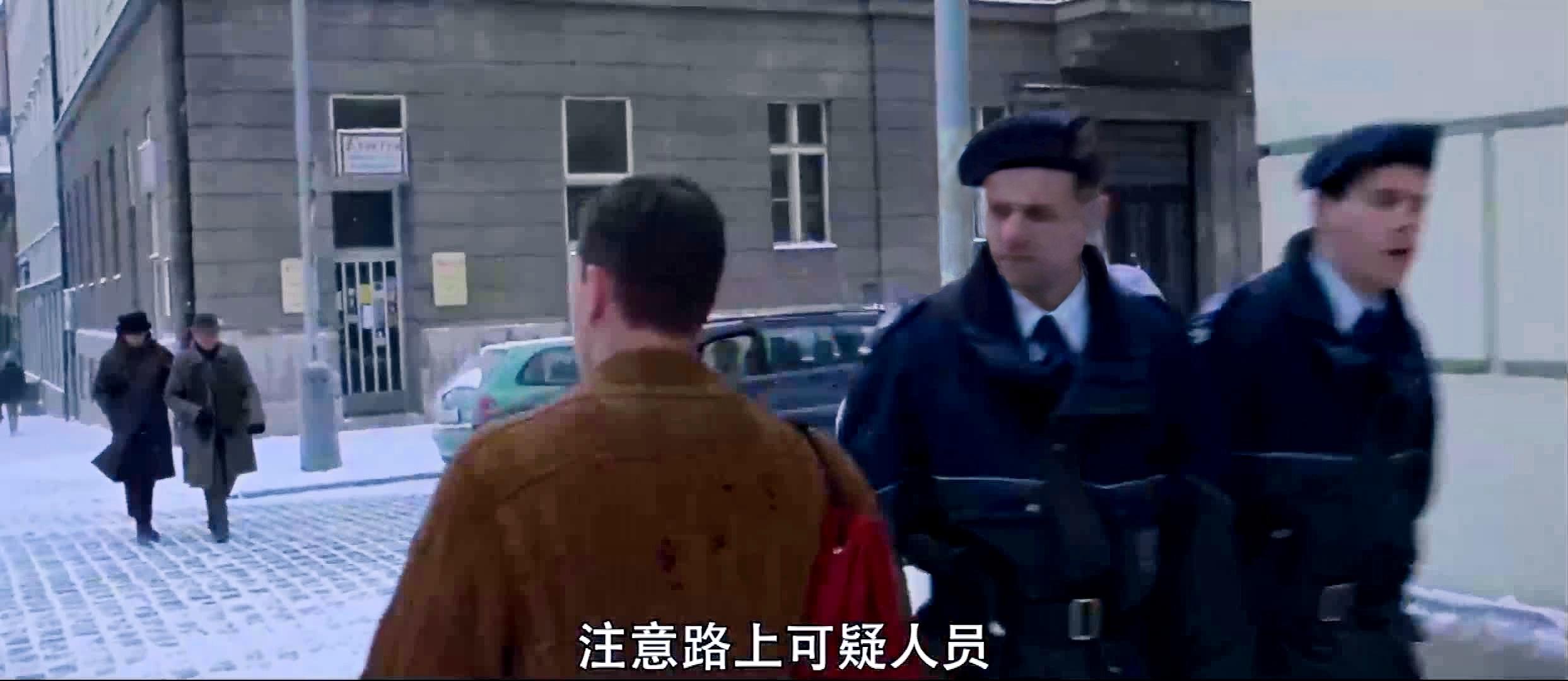 「带着小包的可疑人士」(带着包的可疑人物)