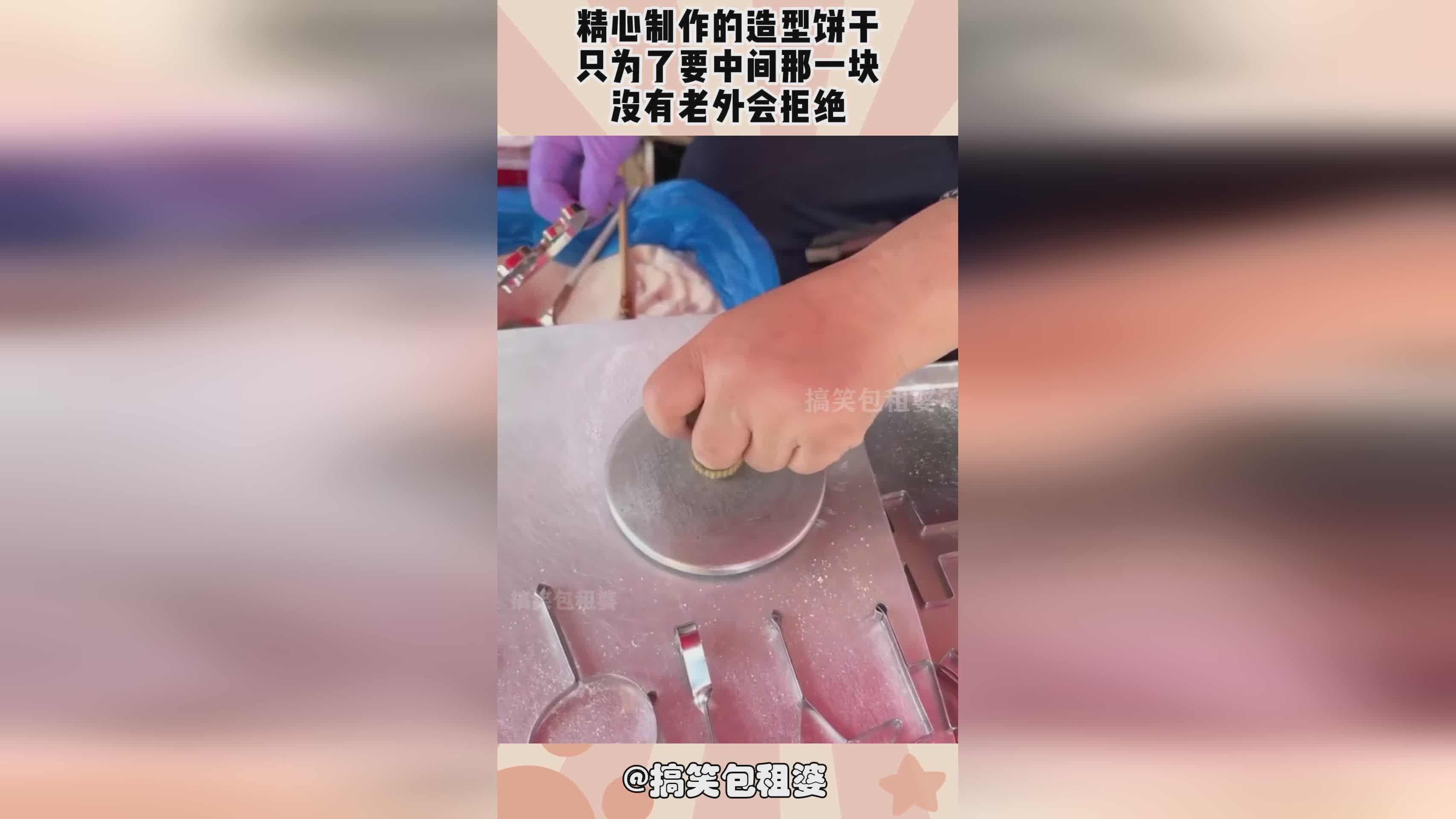 大风起兮，馆内有两块精心制作的造型，驻足察看的市民向其迎面走来
