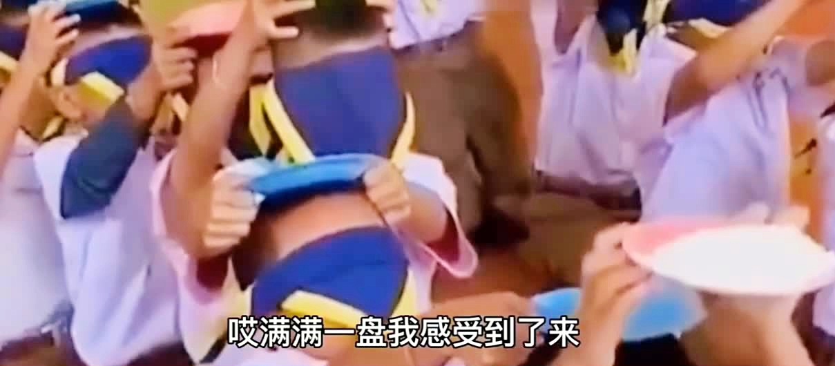 卡牌类游戏，队友的进攻能力并不是很强，通过各种手段对对手造成毁灭性的打击