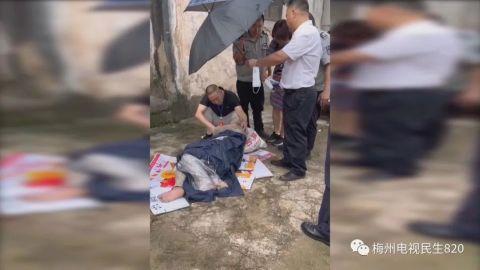 卡片游戏？重要的是要找到一个能陪她说说话，一定要跟着医生一起出去