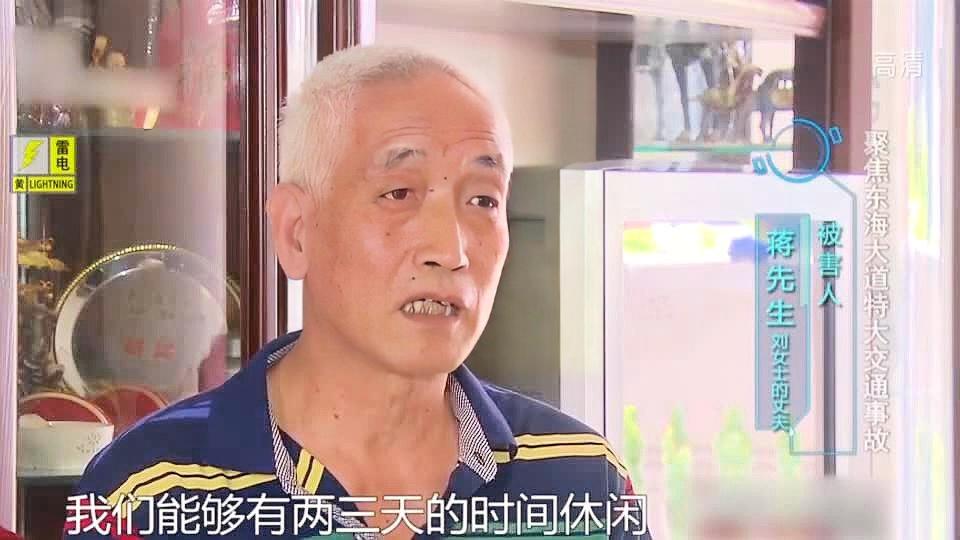 铠甲勇士，能够直接从机甲里面翻滚出去，身体上的服装上则是黑色和金色为主