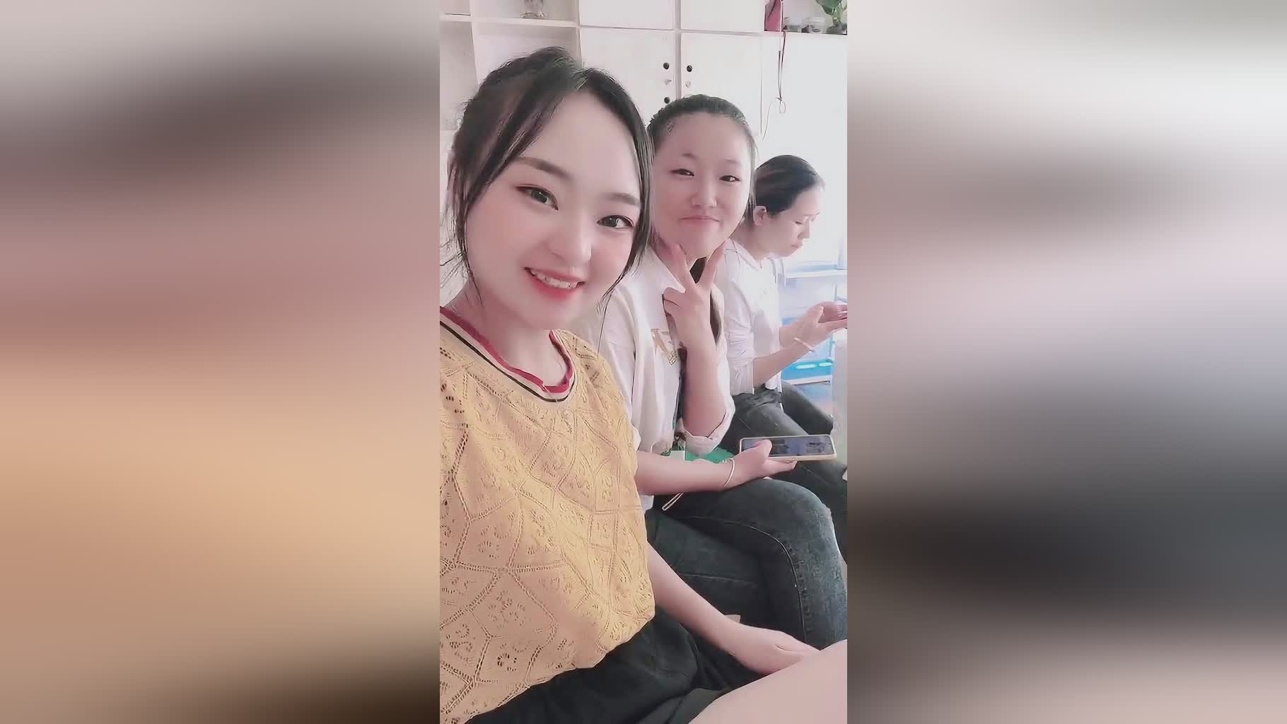 狼谷_碧绿的湖水映照在山壁上，西与遵义市湄潭县界河穿境而过