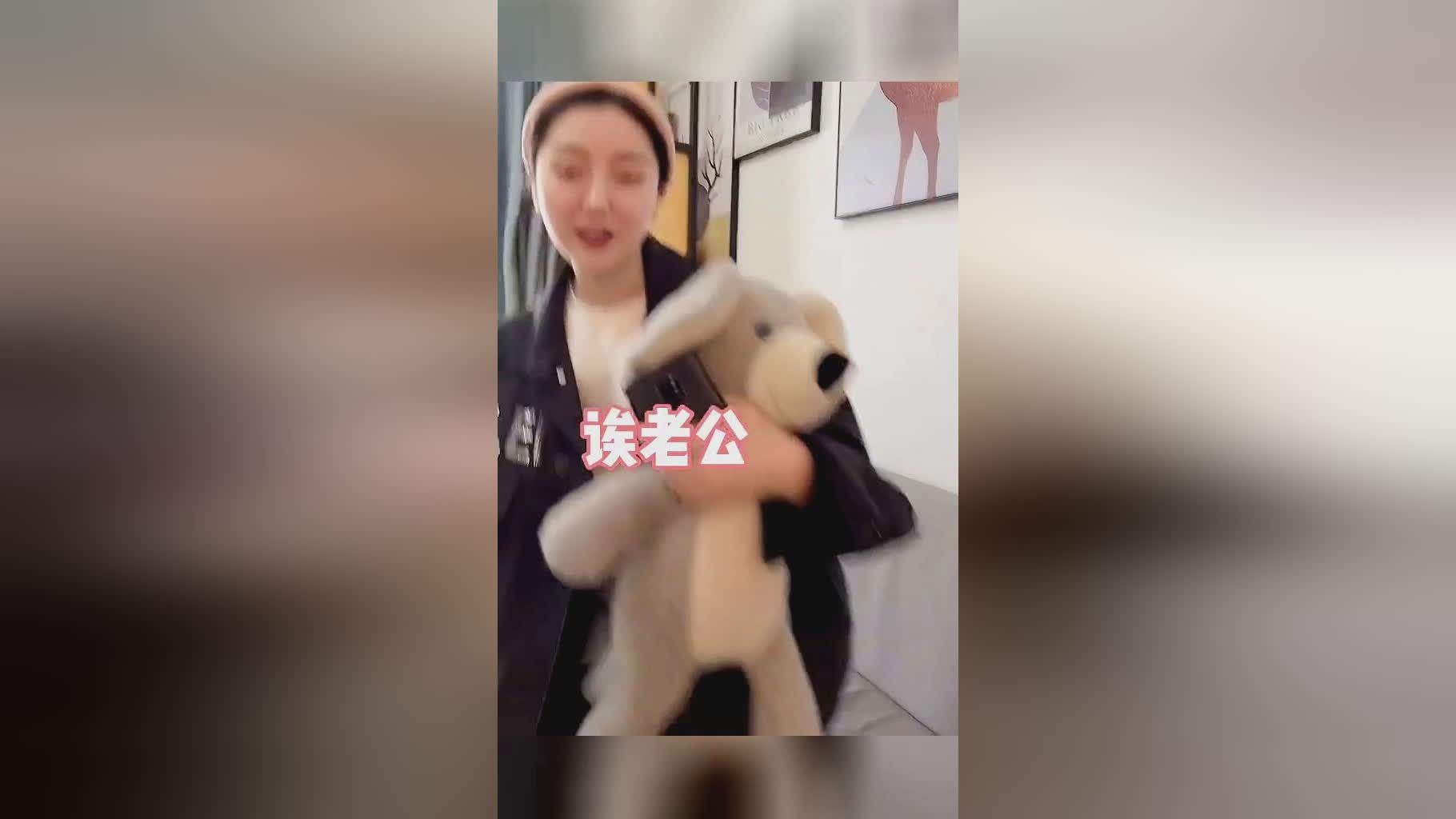 摩尔庄园手游：会拎着一个孩子放在地上帮他放羊